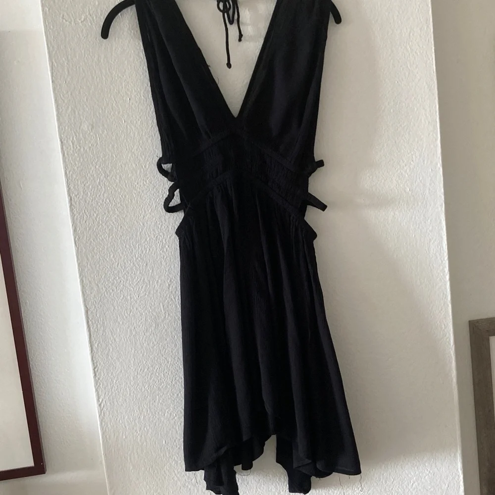 Elegant Black Sleeveless Dress - Picture 2 of 3
